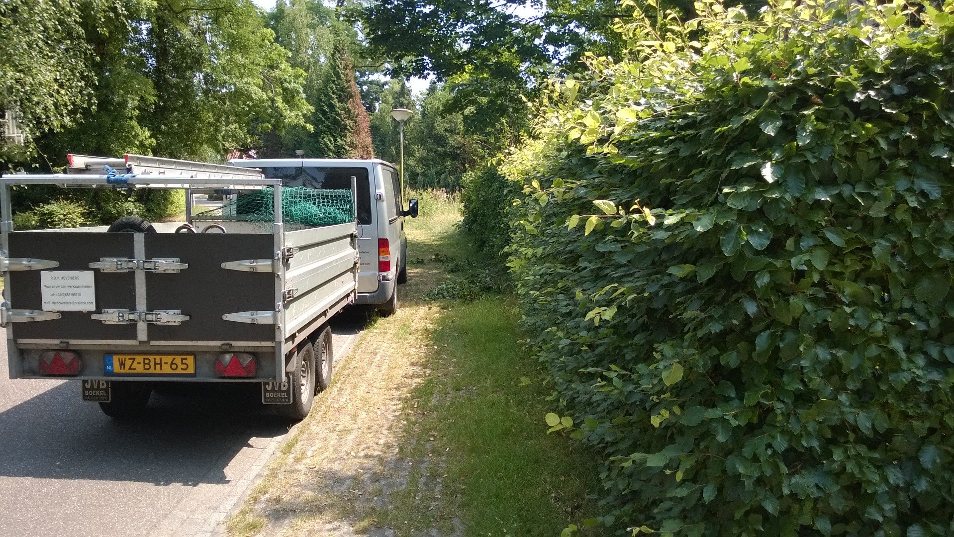 Auto met aanhanger met tuinafval